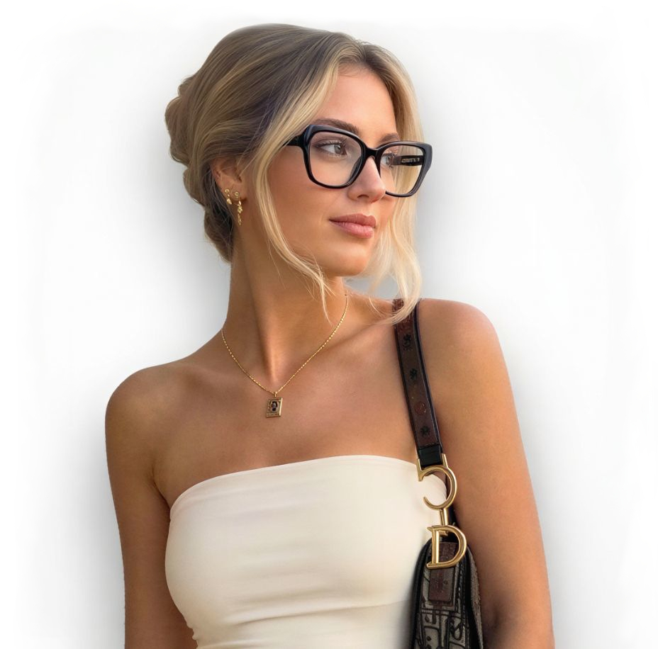 Ragazza con occhiali da vista dalla montatura nera